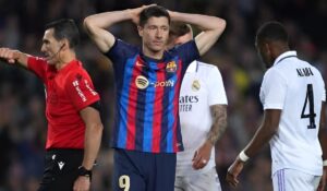 تصريح تشافي هيرنانديز يفتح الباب أمام احتمالية رحيل ليفاندوفسكي إلى السعودية